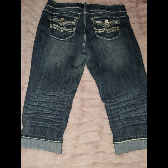 Distressed Jean capris - Picture 4 of 6
